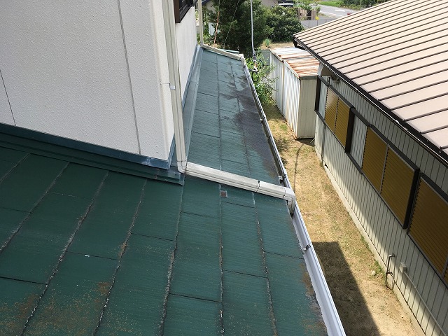 カラーベストの差し掛け屋根を点検